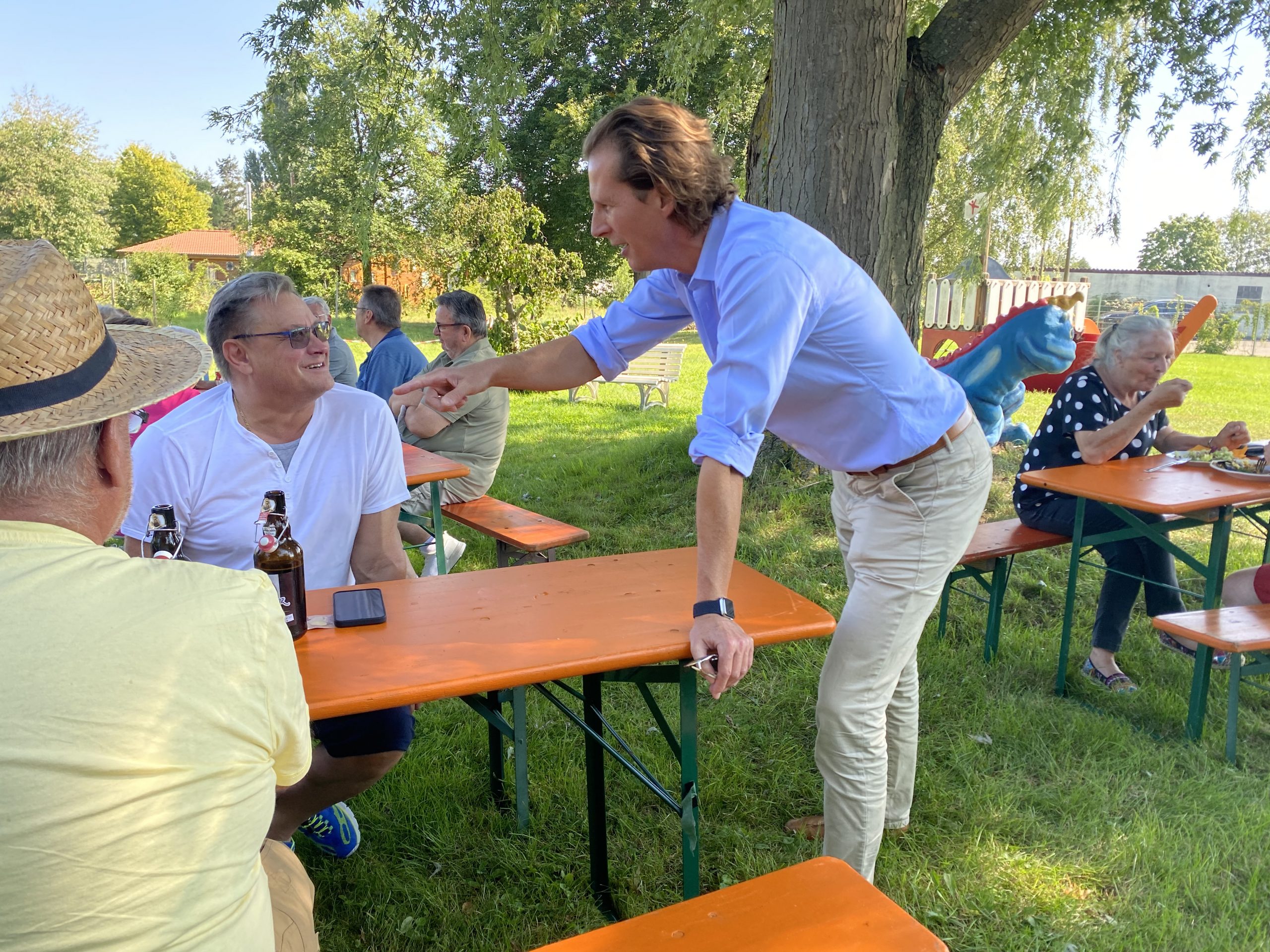 Olav Gutting im Gespräch mit Stadtrat Jürgen Schlindwein.